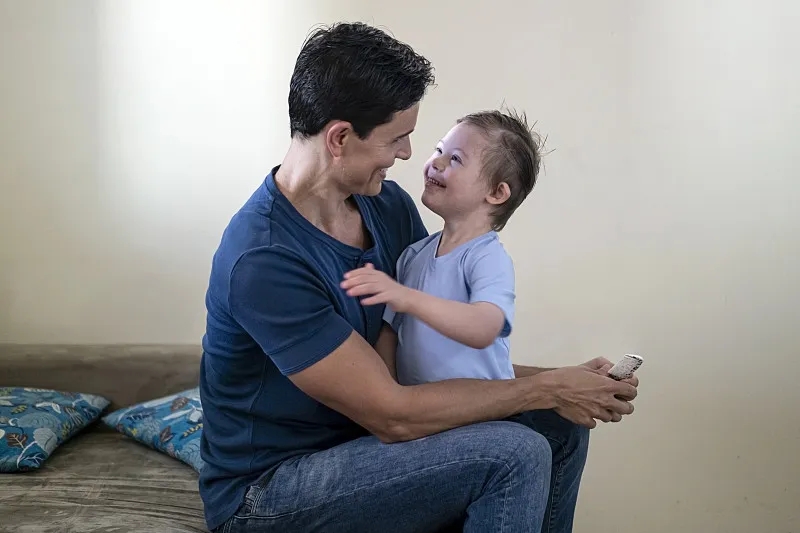 多種干細(xì)胞療法和神經(jīng)康復(fù)治療腦癱：病例報(bào)告