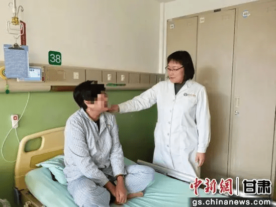 圖為聯(lián)勤保障部隊(duì)第940醫(yī)院血液科主任醫(yī)師張茜了解患者病情。