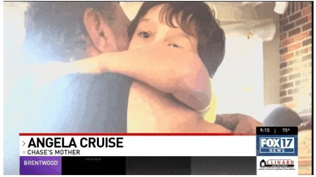 張開雙臂緊緊擁抱爺爺；安靜地坐在爺爺懷里看電影；他開始說話，并第一次叫出“媽媽”和“爸爸”