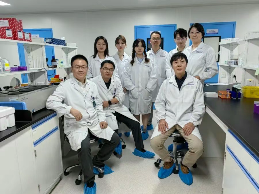 研發(fā)團隊（前排左一為殷浩，前排右一為程新）