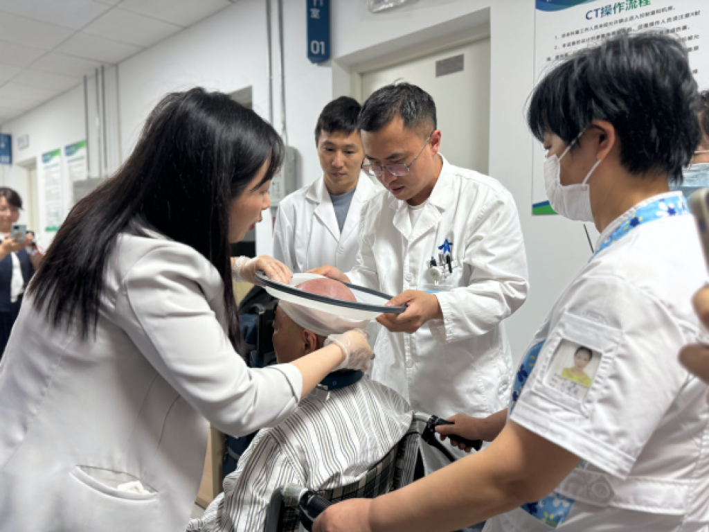 醫(yī)生在給徐女士進行術(shù)前準備