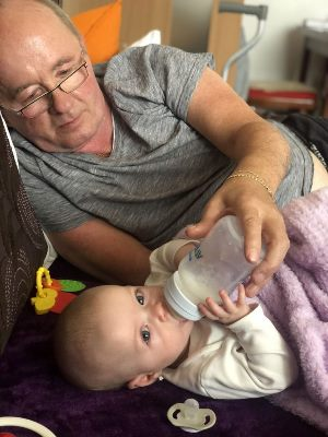 露西·皮諾瓦父親與她的新生女兒