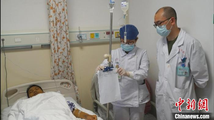 陳先生接受人胚胎干細(xì)胞誘導(dǎo)分化的肝細(xì)胞制劑治療。　人類干細(xì)胞國家工程研究中心 供圖